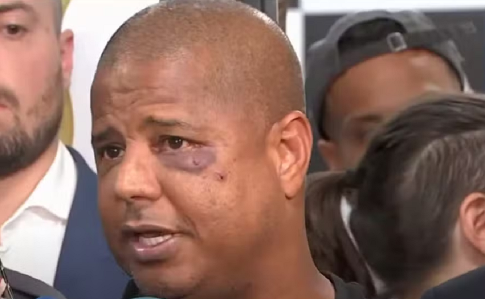 Marcelinho Carioca falando e olhando para o lado