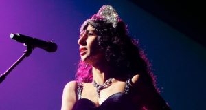 Marisa Monte cantando em palco de show
