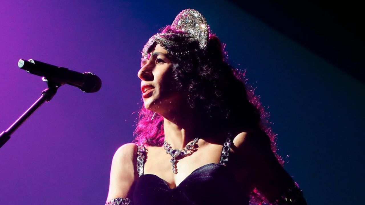 Marisa Monte cantando em palco de show