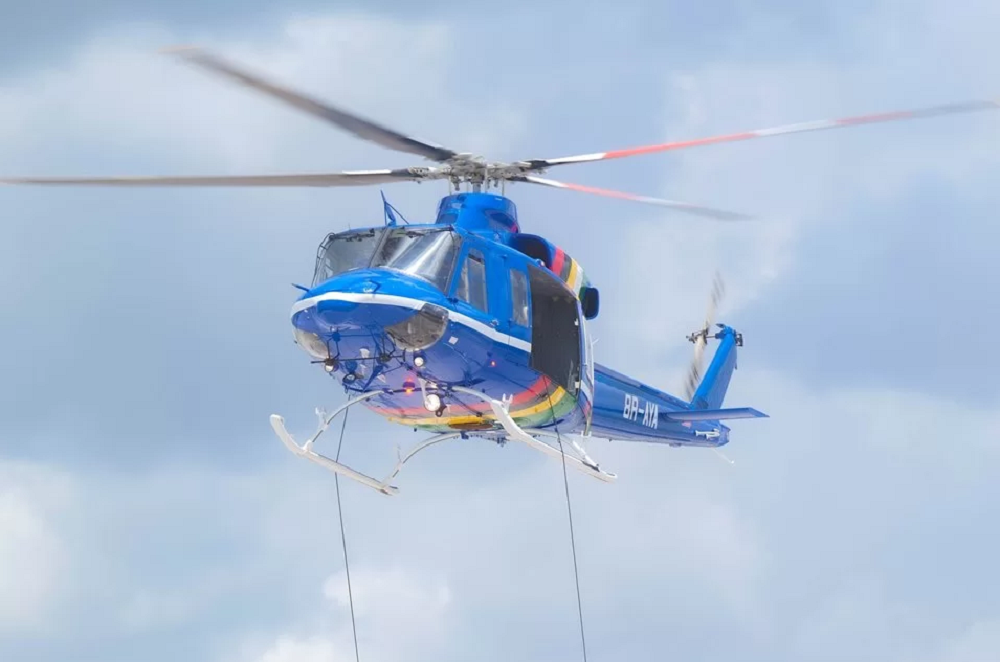 Helicóptero azul voando