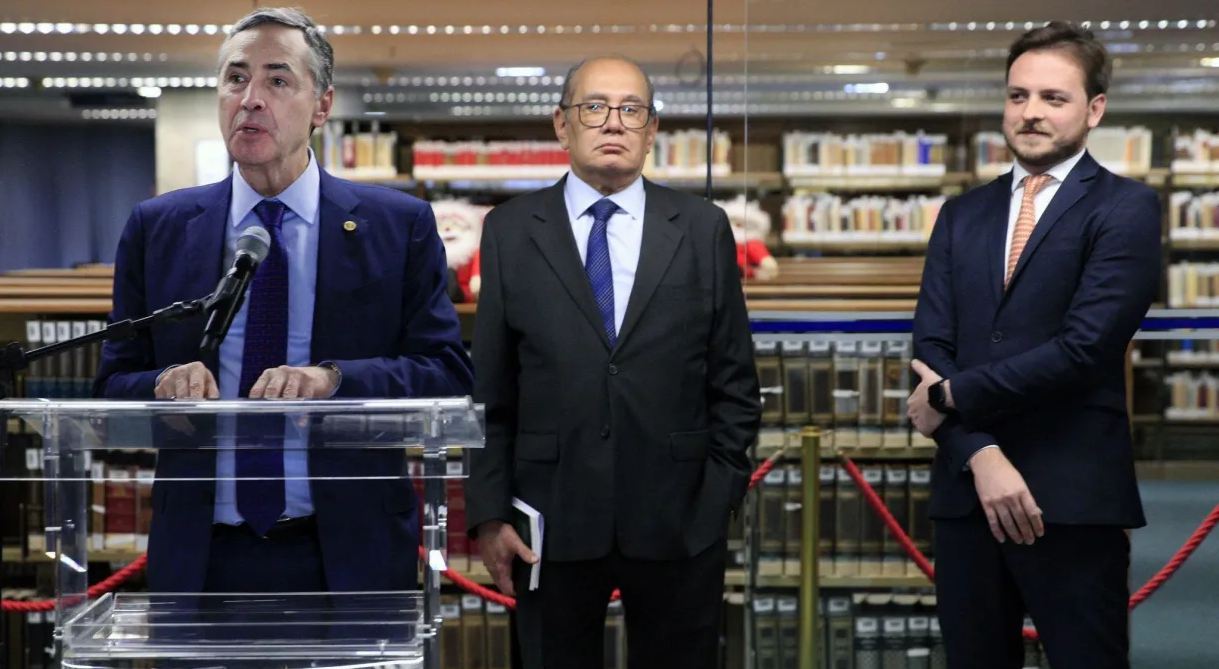 Luís Roberto Barroso e Gilmar Mendes lado a lado