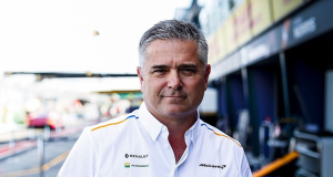 Gil de Ferran de camisa branca, posando para foto sem sorrir
