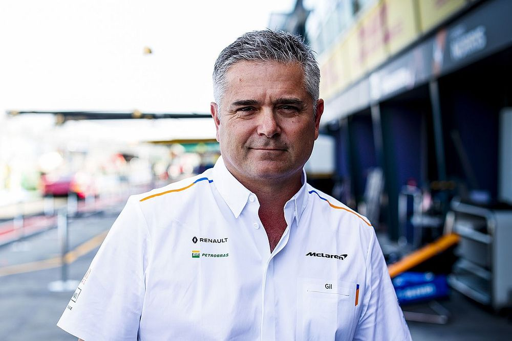 Gil de Ferran de camisa branca, posando para foto sem sorrir