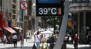 Relógio de rua de SP marcando 39 graus