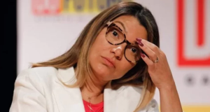 Janja com expressão de preocupação e cabeça inclinada
