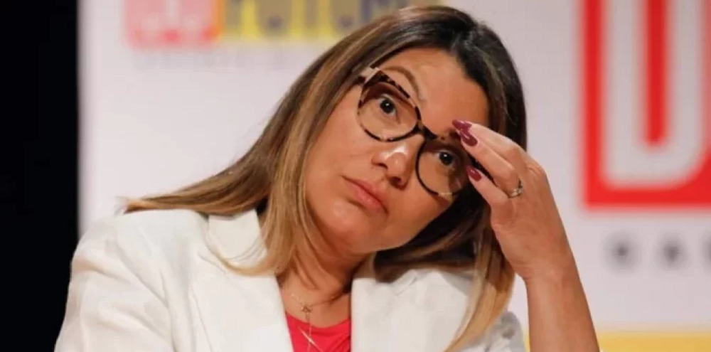 Janja com expressão de preocupação e cabeça inclinada