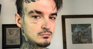 PC Siqueira olhando pra câmera com expressão séria