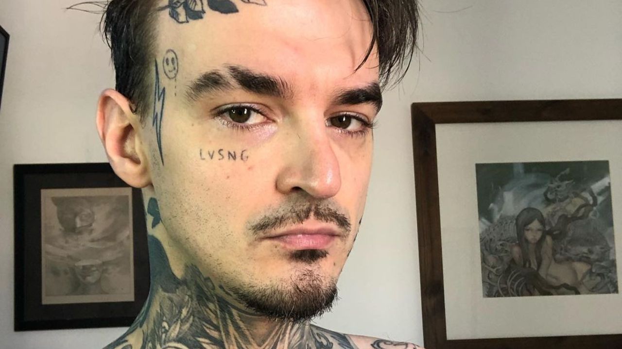PC Siqueira olhando pra câmera com expressão séria