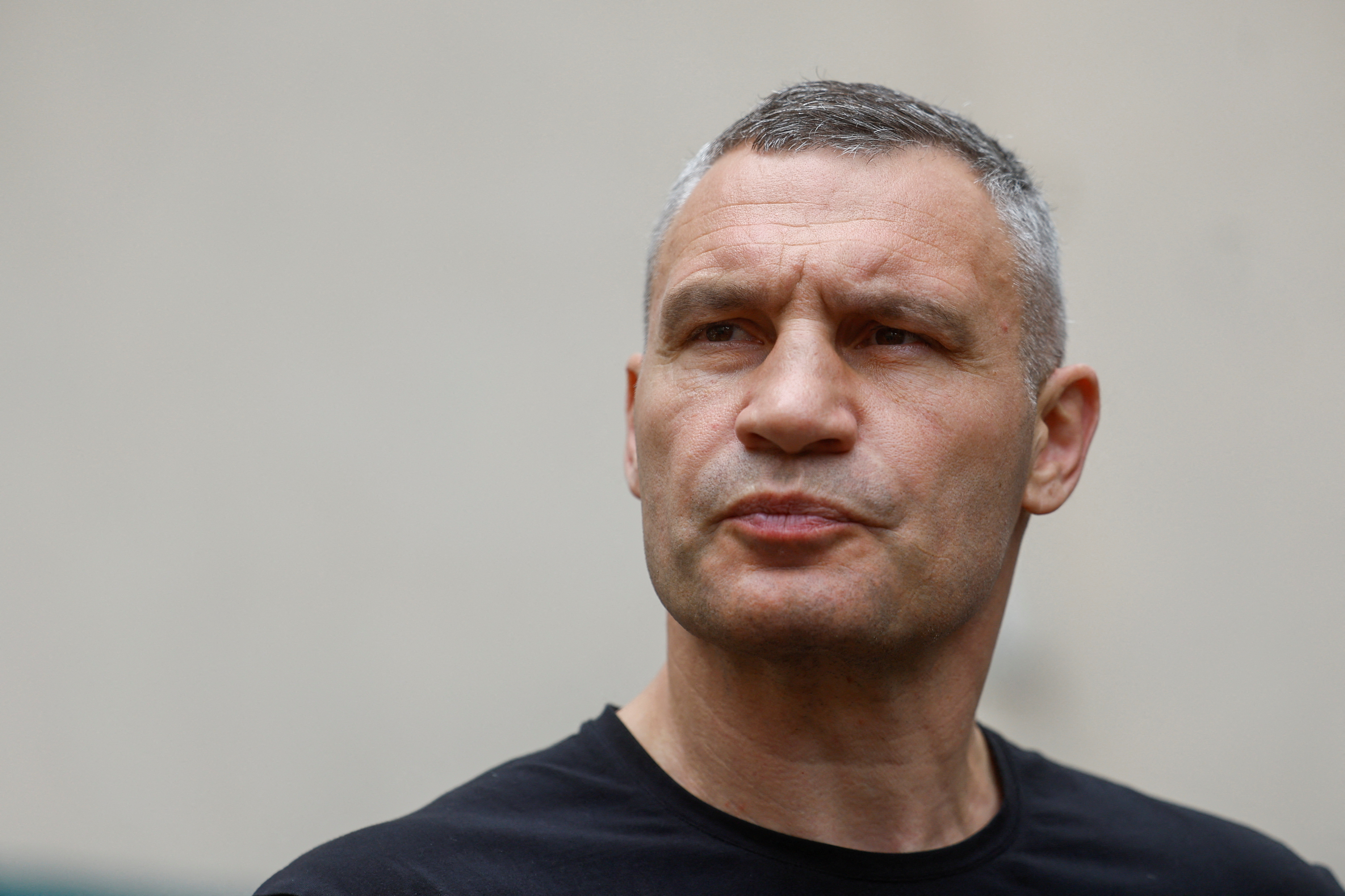 Vitali Klitschko com expressão de insatisfação