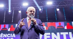 Lula de terno e gravata, falando e gesticulando