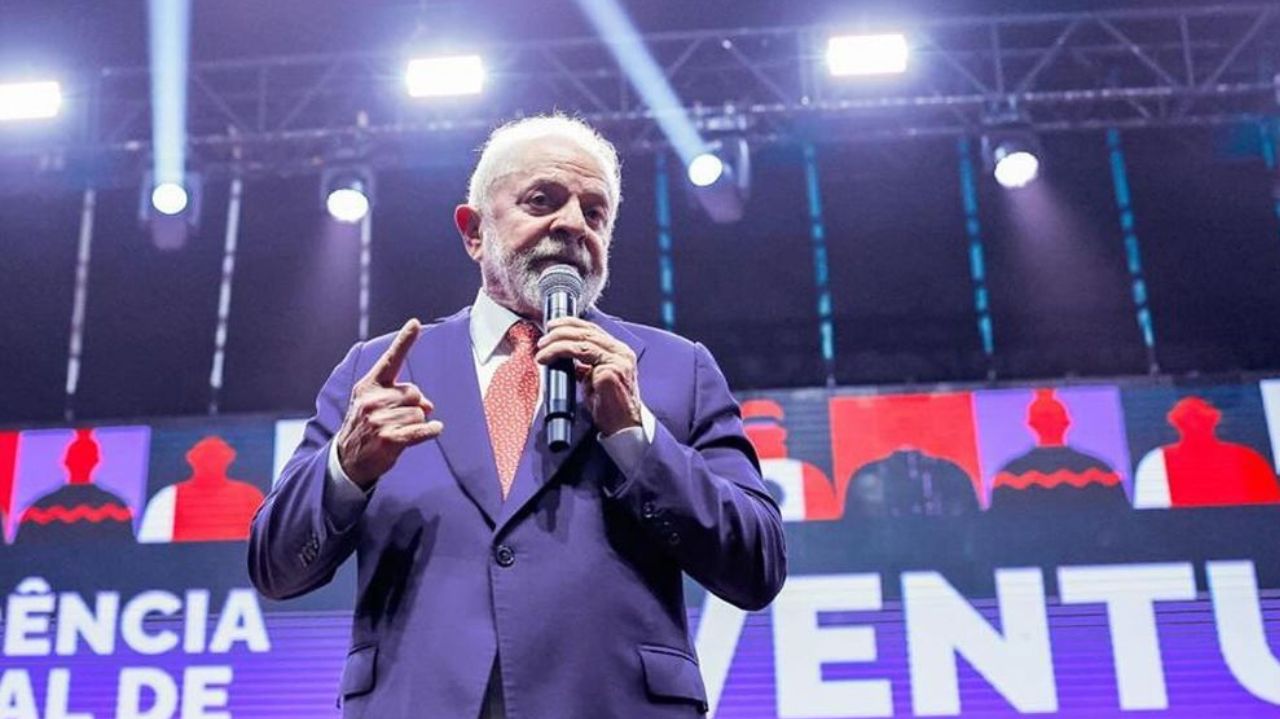 Lula de terno e gravata, falando e gesticulando