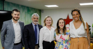 Juliano Medeiros (PSOL), Humberto Costa (PT), Gleisi Hoffmann (PT), Paula Coradi (PSOL) e Talíria Petrone (PSOL) posando para foto lado a lado