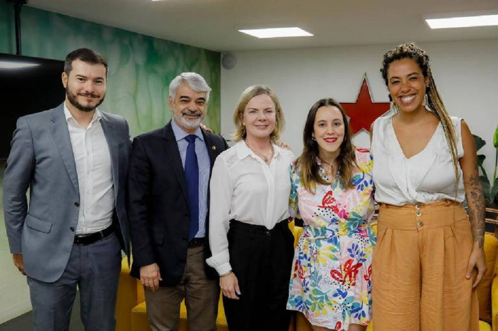 Juliano Medeiros (PSOL), Humberto Costa (PT), Gleisi Hoffmann (PT), Paula Coradi (PSOL) e Talíria Petrone (PSOL) posando para foto lado a lado