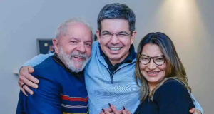 Lula, Randolfe e Janja se abraçando e sorrindo
