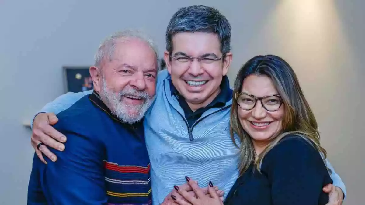 Lula, Randolfe e Janja se abraçando e sorrindo