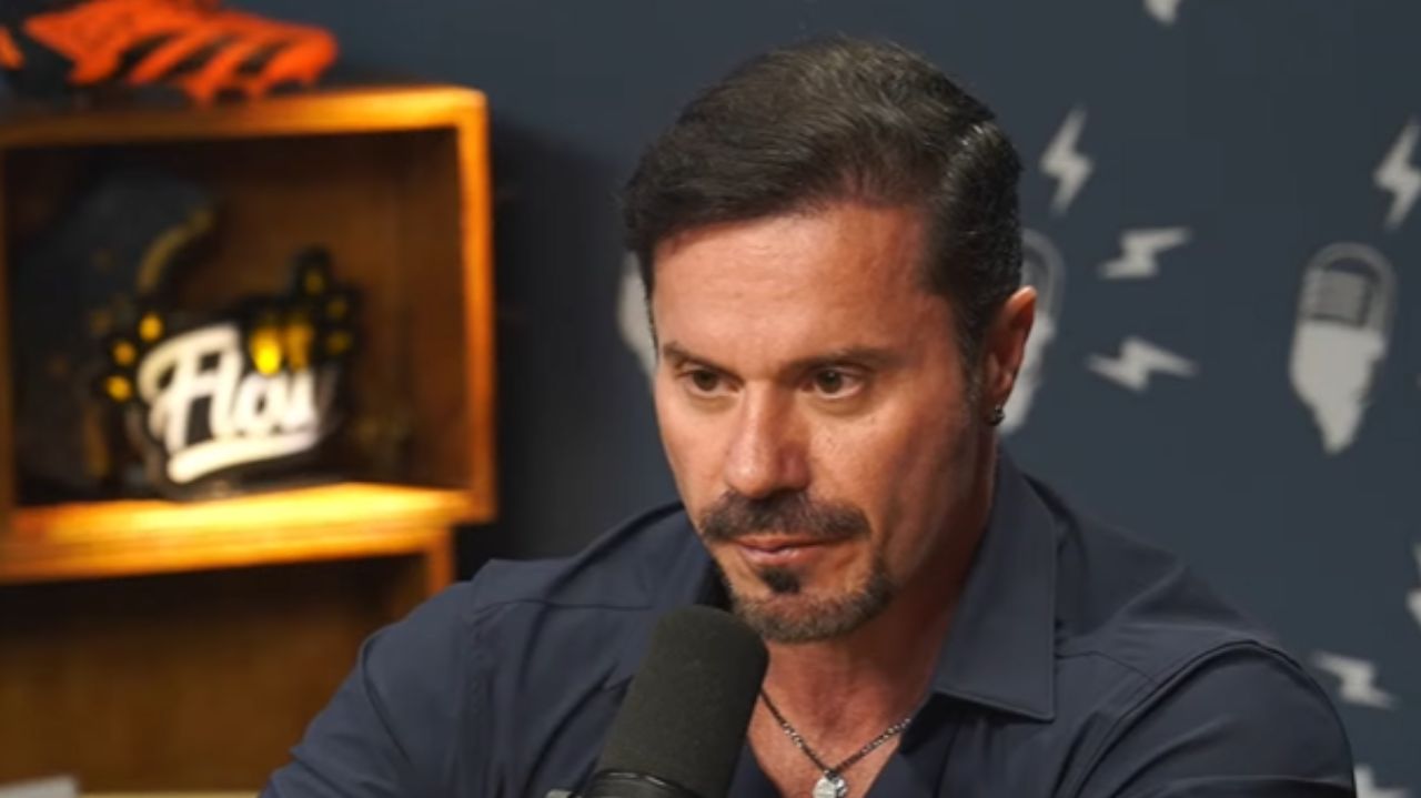 Renato Cariani com expressão séria e roupa escura