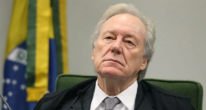 Ricardo Lewandowski com expressão séria e roupa escura