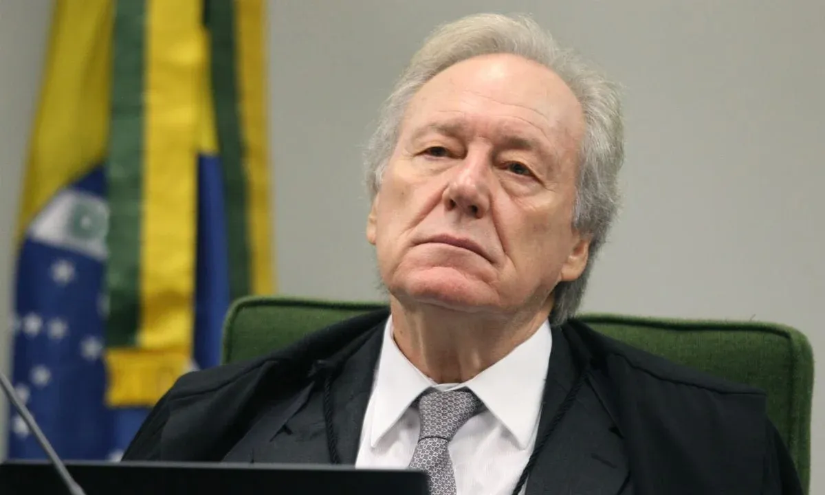 Ricardo Lewandowski com expressão séria e roupa escura