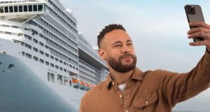 Neymar fazendo selfie perto de barco
