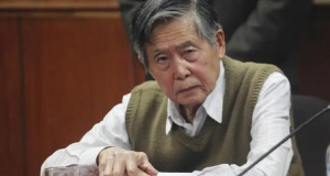 Alberto Fujimori com expressão séria