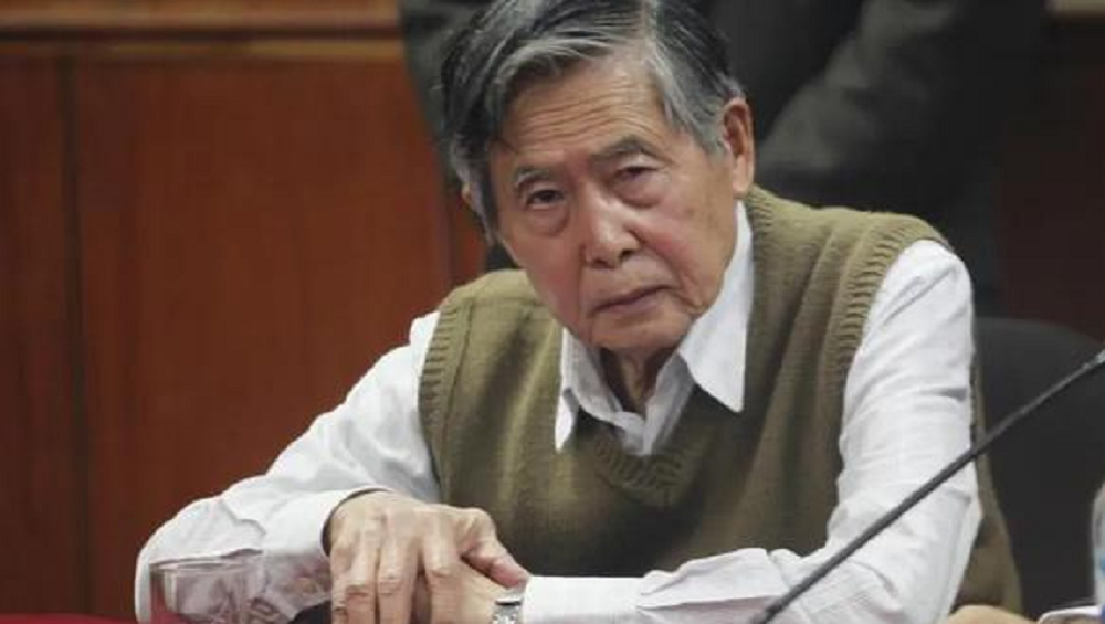 Alberto Fujimori com expressão séria