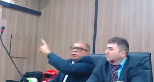 Pedro Aureliano gritando e gesticulando