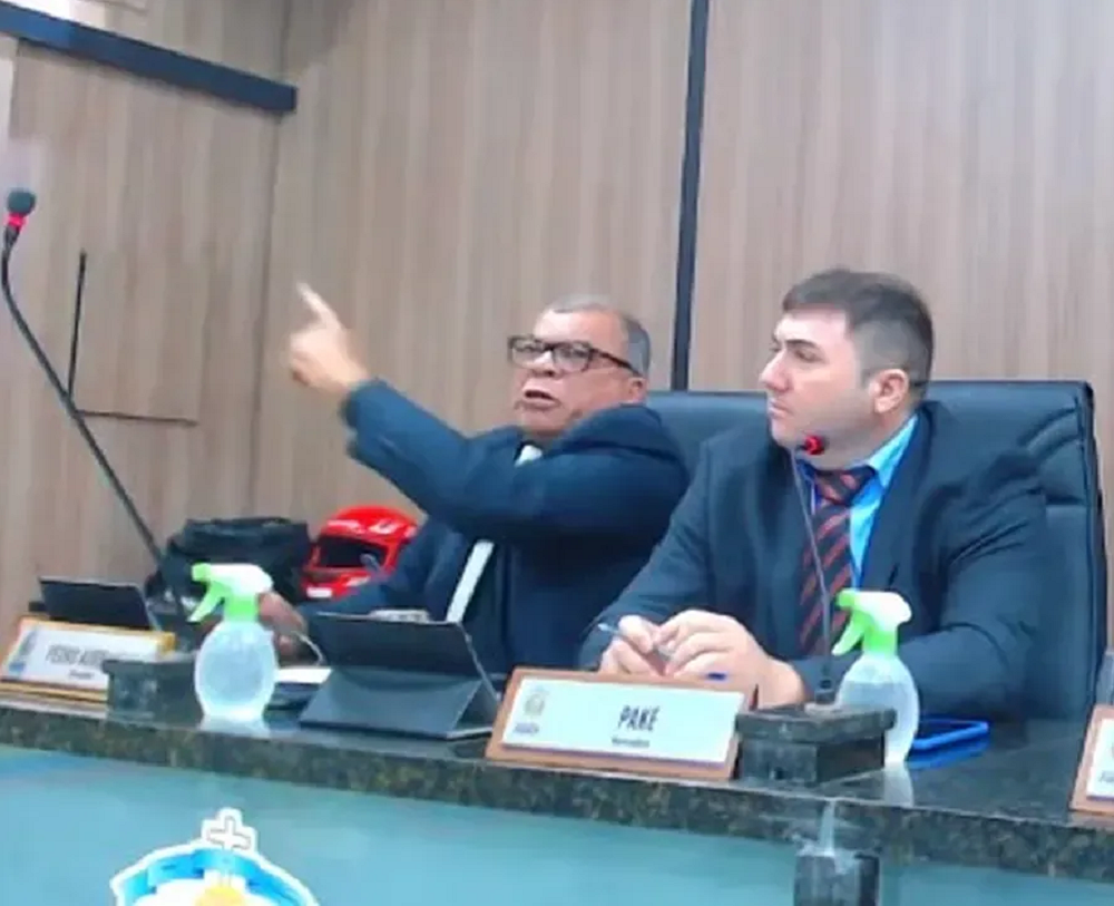 Pedro Aureliano gritando e gesticulando