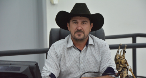 Edvaldo Estância Luana de chapéu, olhando pra câmara