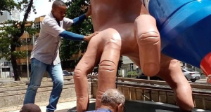 Pessoas retirando escultura de rua
