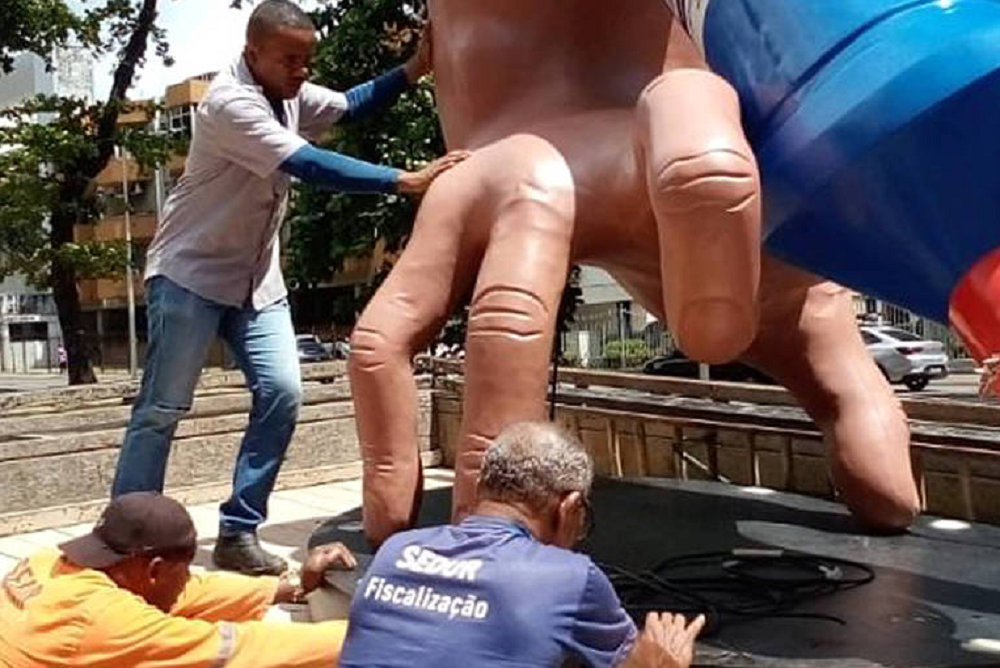 Pessoas retirando escultura de rua