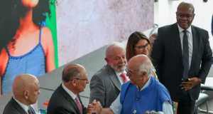 Padre Júlio Lancellotti cumprimentando Geraldo Alckmin