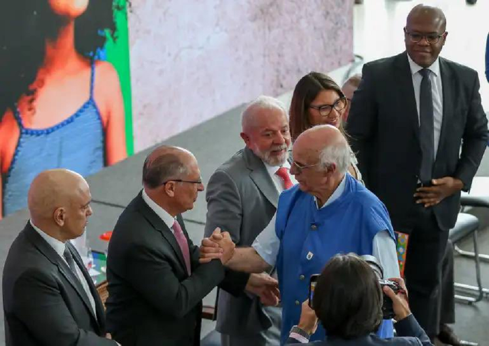 Padre Júlio Lancellotti cumprimentando Geraldo Alckmin