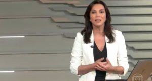 Ana Paula Araújo com expressão séria e roupa branca no estúdio do Bom Dia Brasil