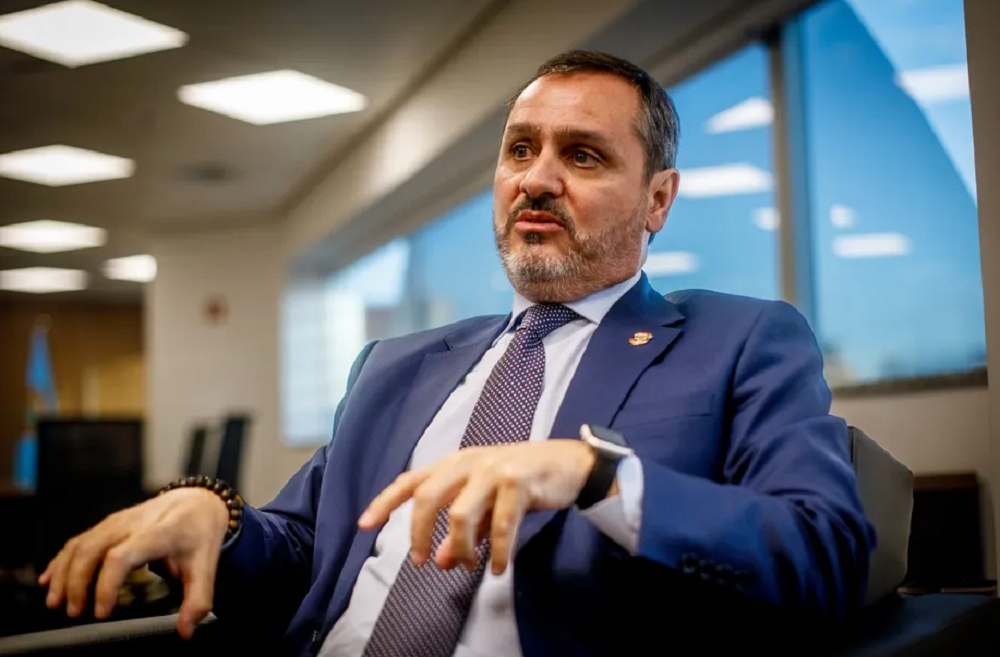 Andrei Rodrigues falando com expressão séria, sentado em cadeira