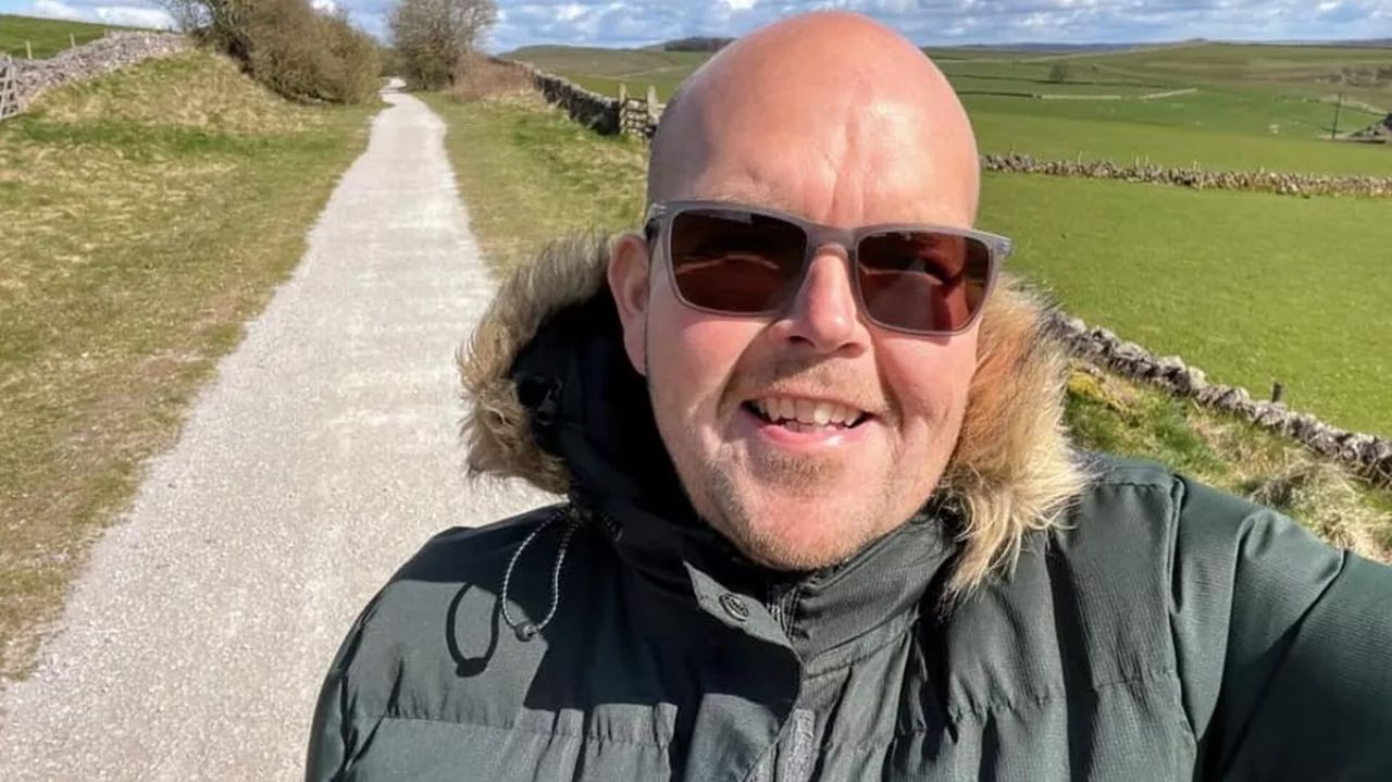 Jody Bunting sorrindo com óculos escuros e casaco preto