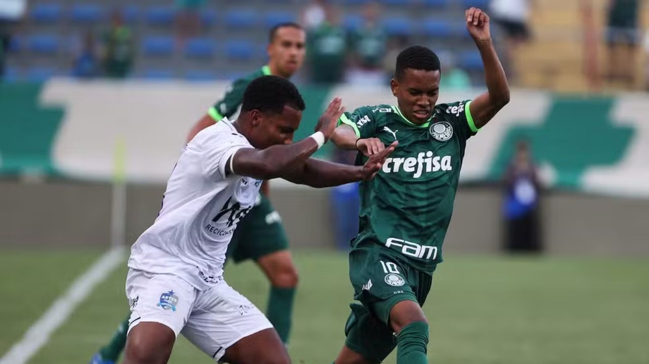 Jogador do Aster disputando com jogadores do Palmeiras em campo
