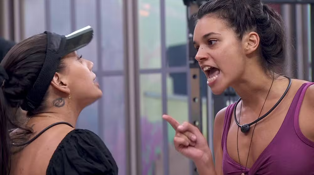 Fernanda e Alane discutindo em academia