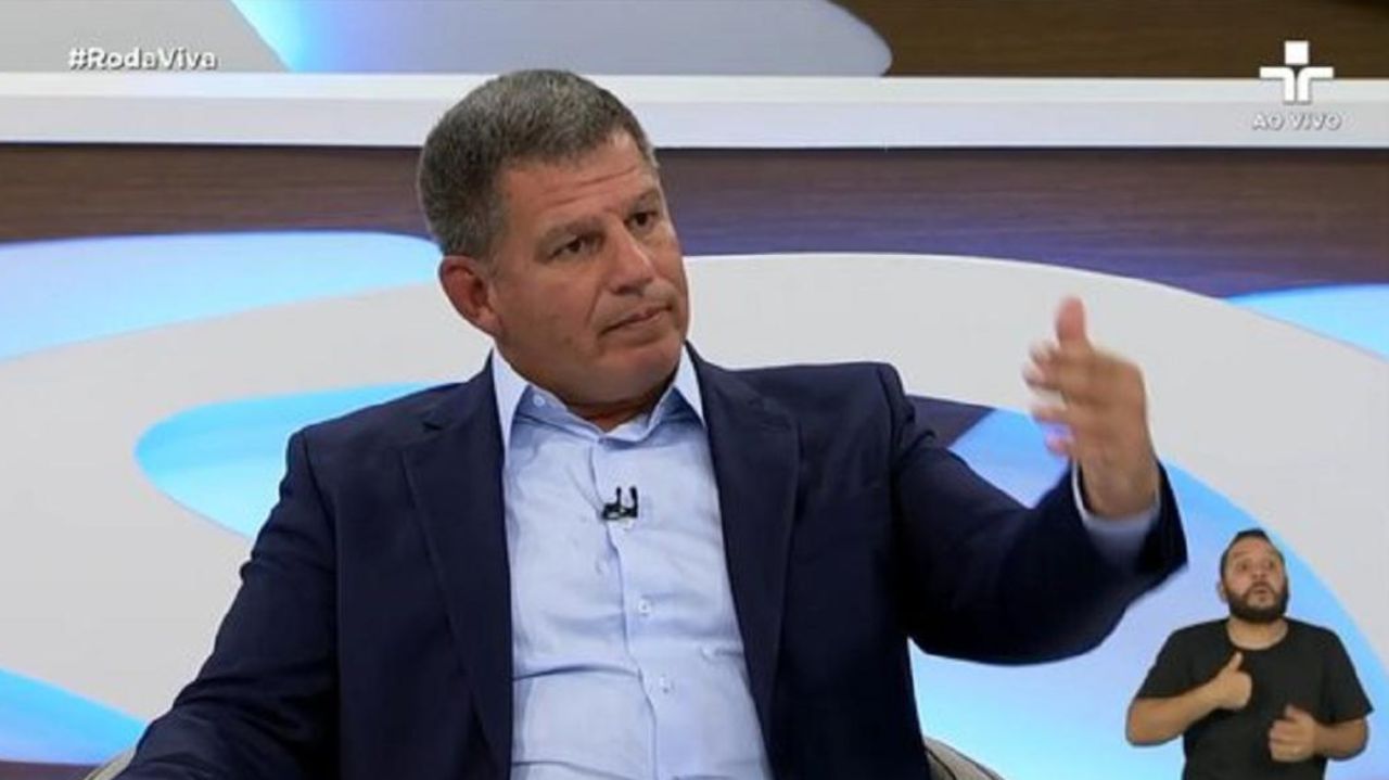 Gustavo Bebiano falando e gesticulando no Roda Viva