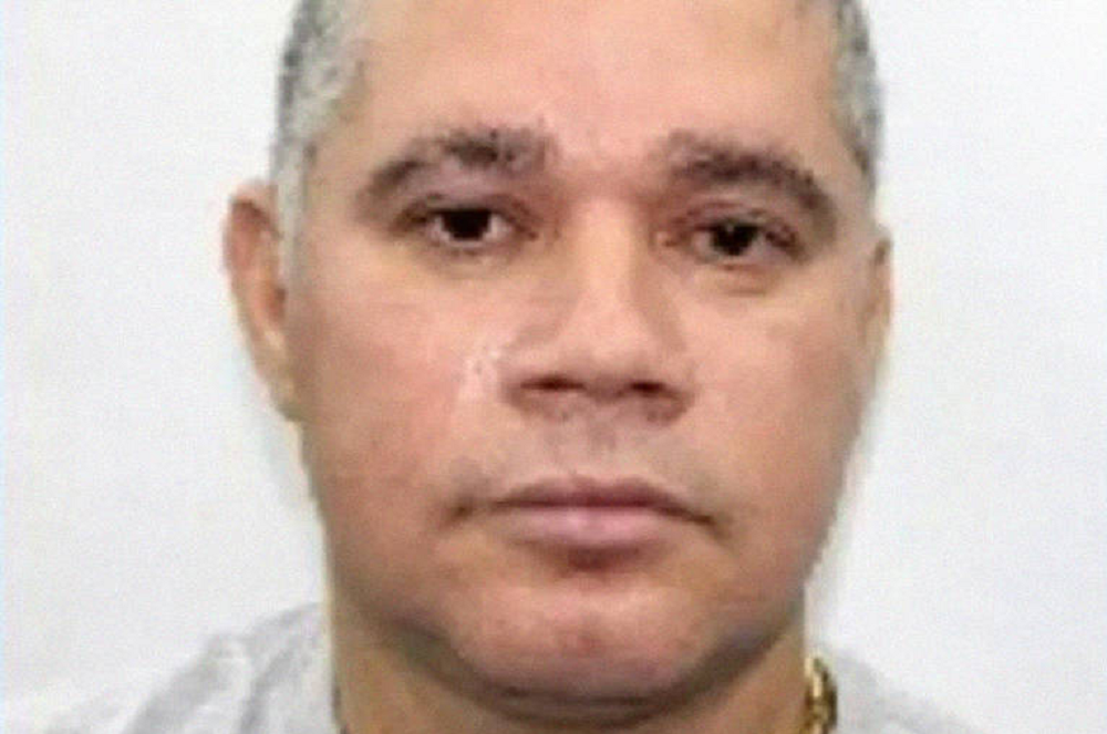 O ex-bombeiro Maxwell Simões Corrêa, conhecido como Suel, com expressão séria, olhando pra câmera