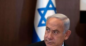 Netanyahu olhando para o lado com expressão séria