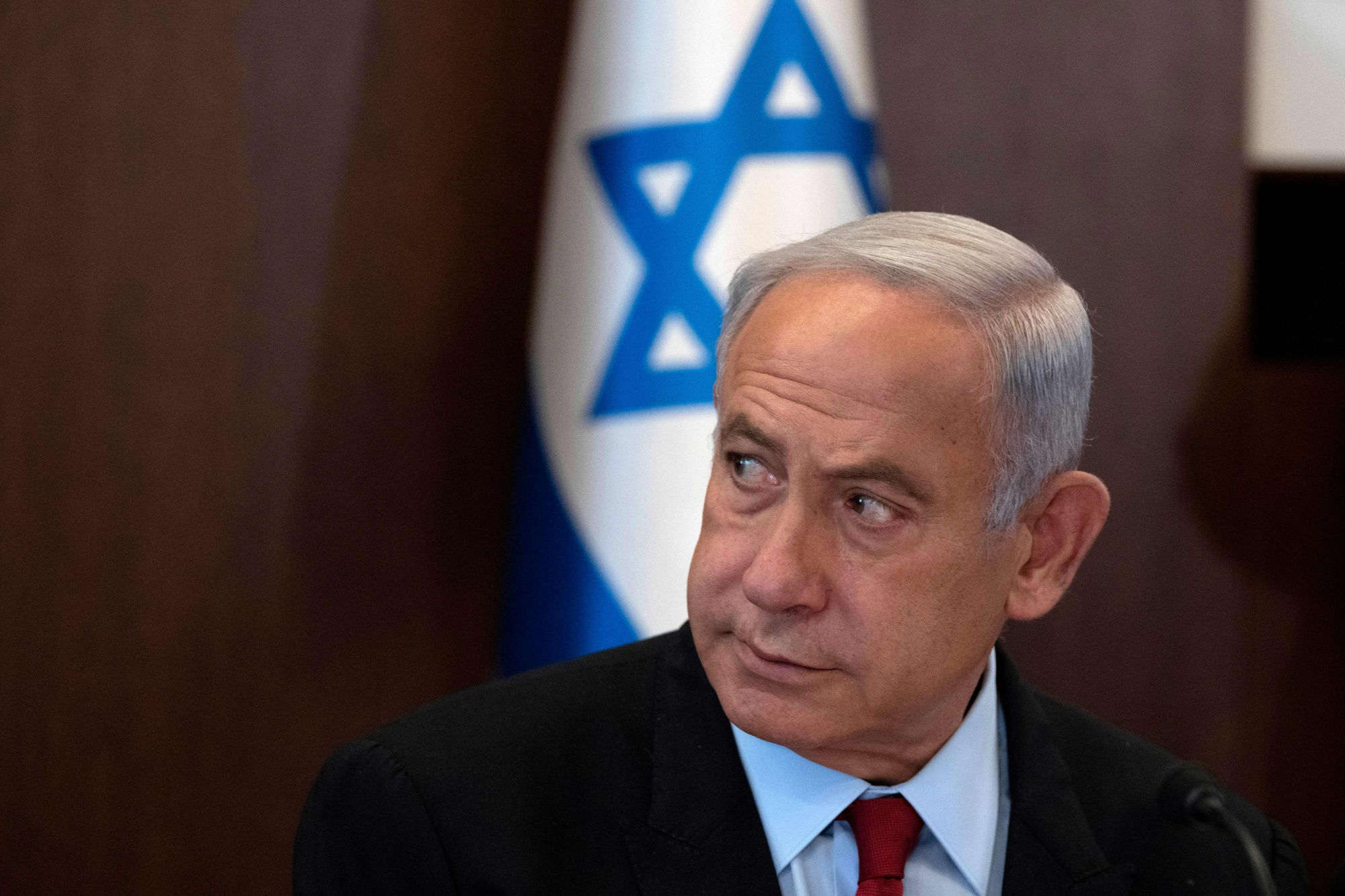 Netanyahu olhando para o lado com expressão séria
