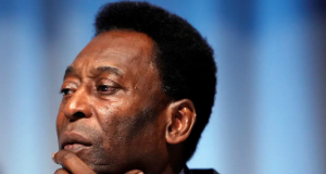 Pelé com expressão pensativa e mão no queixo