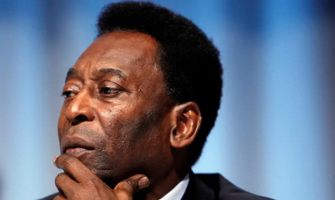 Pelé com expressão pensativa e mão no queixo