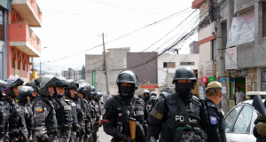 Policiais equatorianos juntos e armados