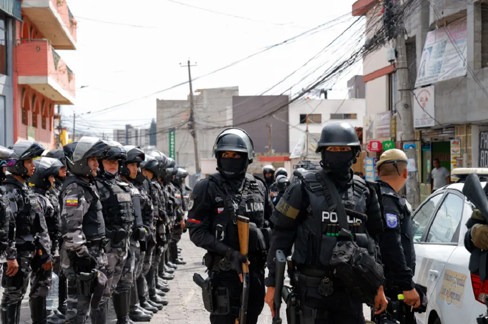 Policiais equatorianos juntos e armados