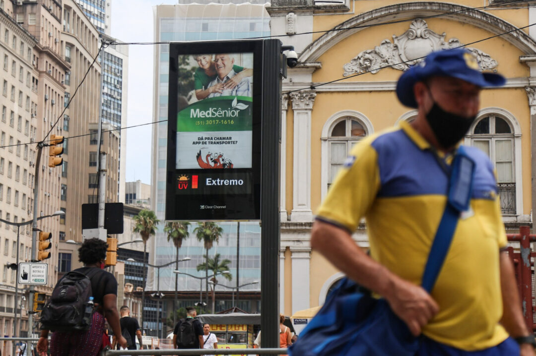 Relógio de rua indicando calor extremo