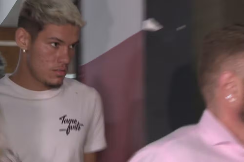 Dimas Cândido com expressão séria e camiseta branca
