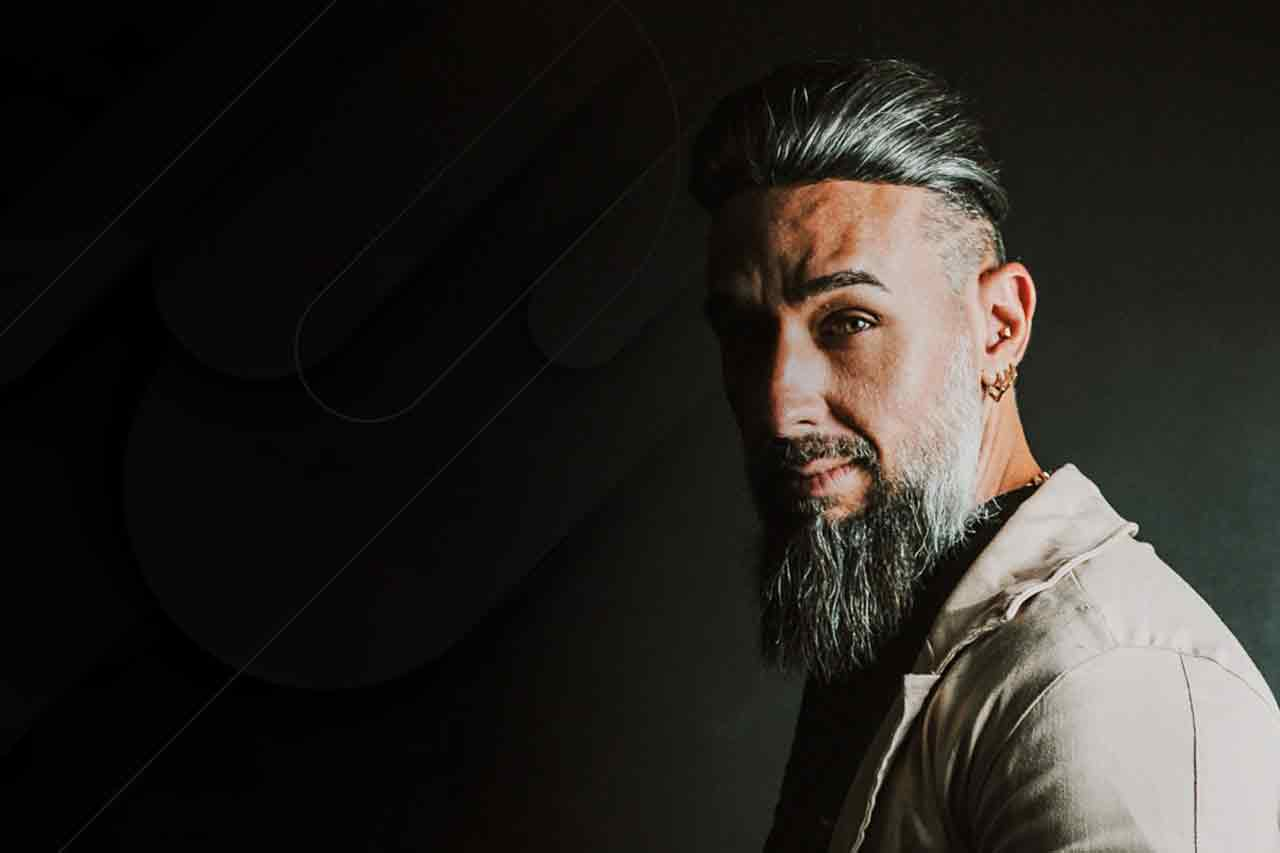 Fernando Liberal de perfil em canto de imagem com fundo preto
