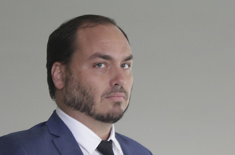 Carlos Bolsonaro com expressão desconfiada
