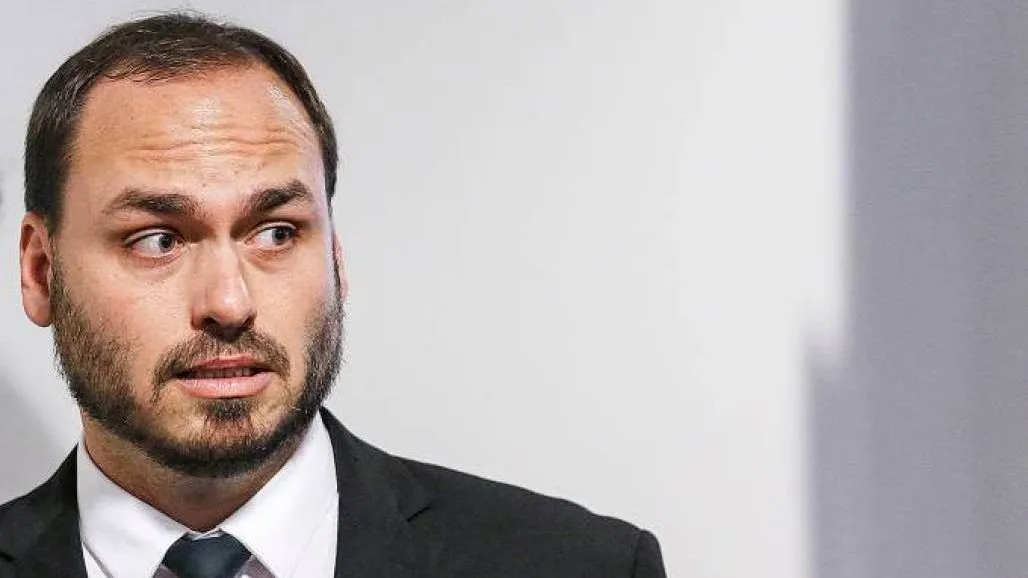 Carlos Bolsonaro olhando para o lado com expressão assustada